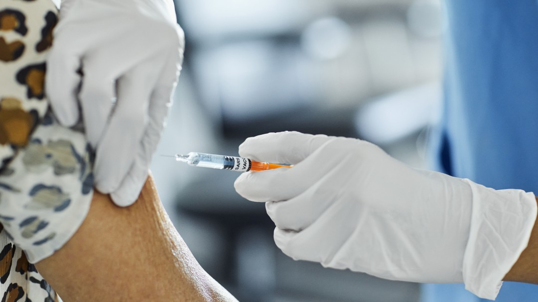 Cazan a dos mujeres disfrazándose de ancianas para recibir la vacuna contra la COVID-19