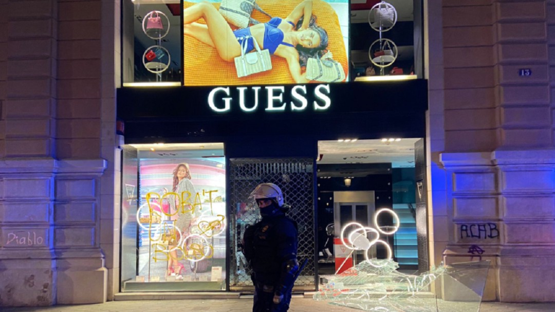 Podemos sigue sin condenar la violencia ni los saqueos a las tiendas de Barcelona en las protestas por Hasél