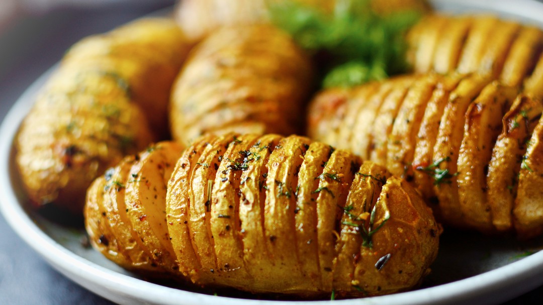 "Son muy sencillas y triunfan donde sea": Alberto Chicote te enseña a hacer patatas Hasselback