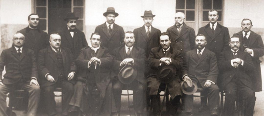 Antonio Machado (sentado el quinto contando desde la izquierda) en una foto a las puertas del aula donde dio clase en Baeza.