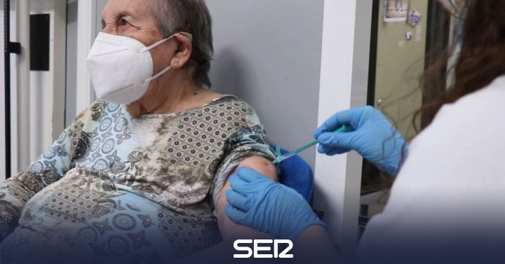 Vaccination of people over 80 who are not in residences in the Valencian Community begins |  Radio Valencia