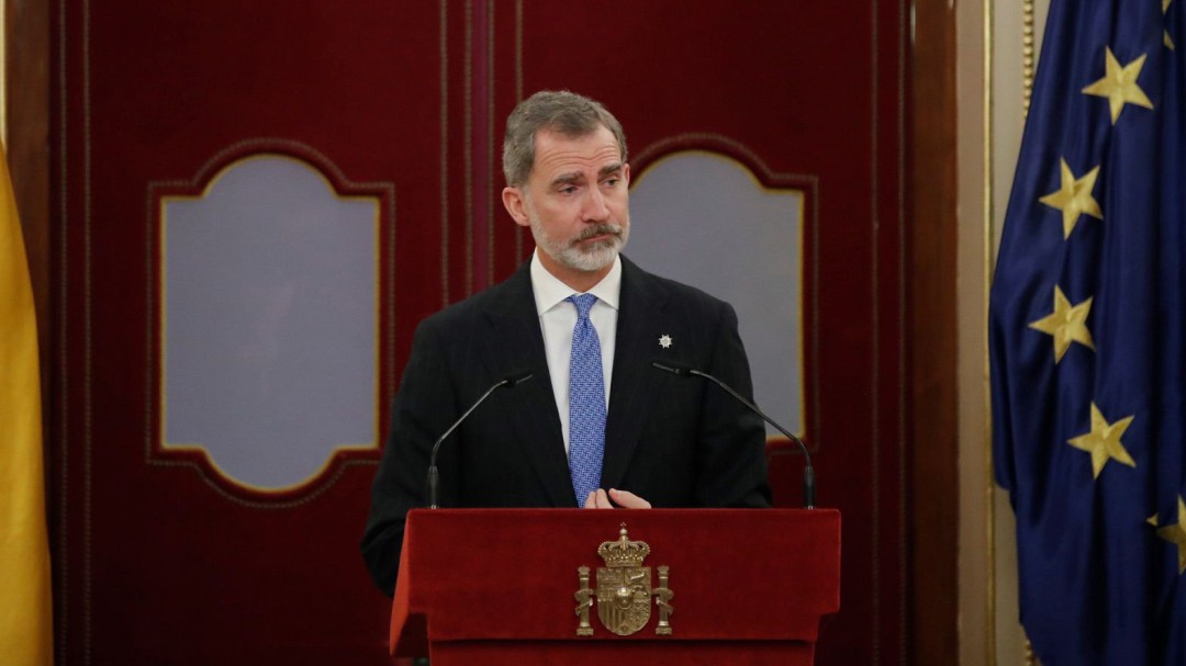 El rey recuerda el "compromiso con la Constitución" de su padre para que el golpe del 23-F fracasara