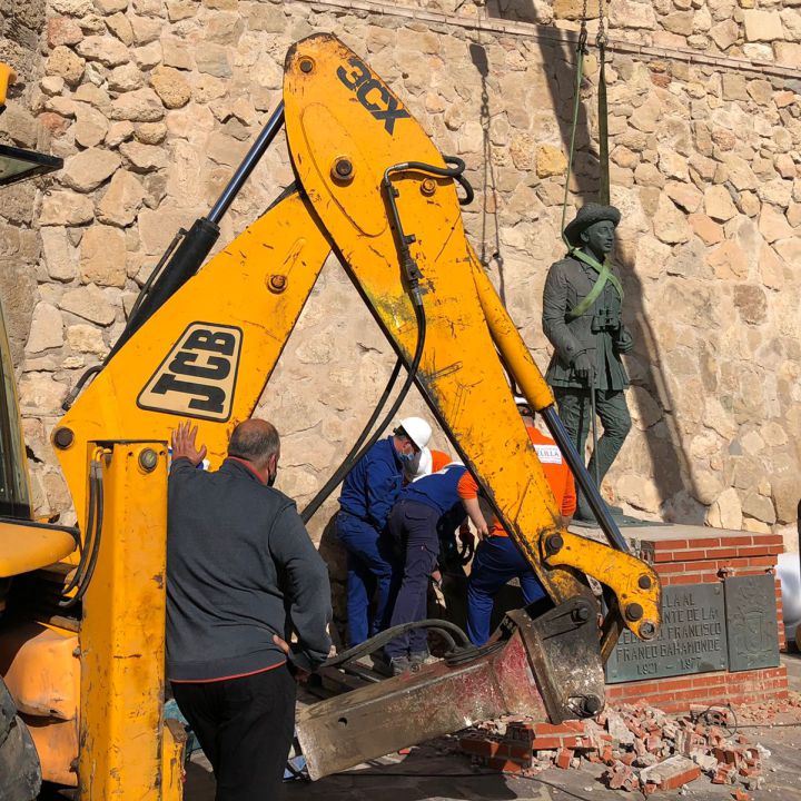 Melilla retira la última estatua de Franco que quedaba en pie en España