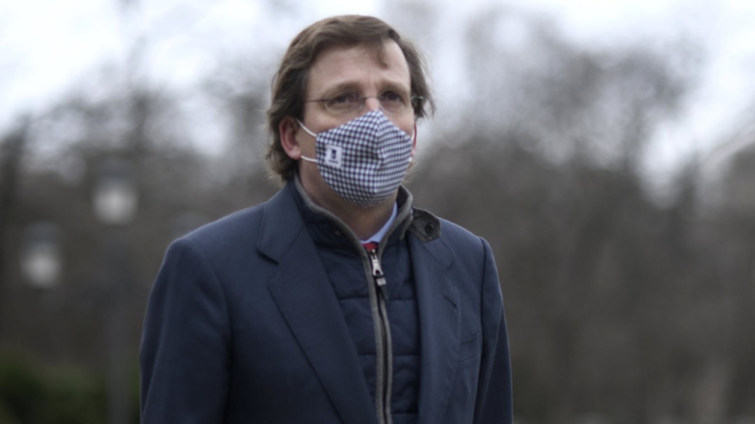 Almeida critica a Iglesias por actuar como "un niño pequeño con los brazos cruzados ante el rey"