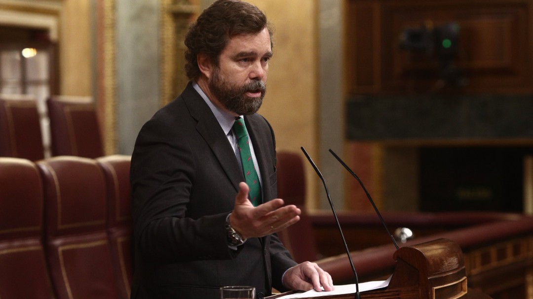 "Menos mal que hay adultos en la sala": 'La Vida Moderna' responde al '¡Que se besen!' de Vox en el Congreso