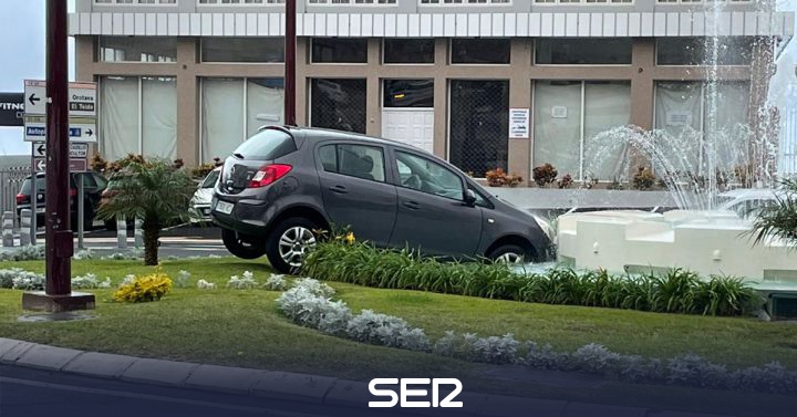 A car without occupants in a fountain in La Orotava |  Radio Club Tenerife