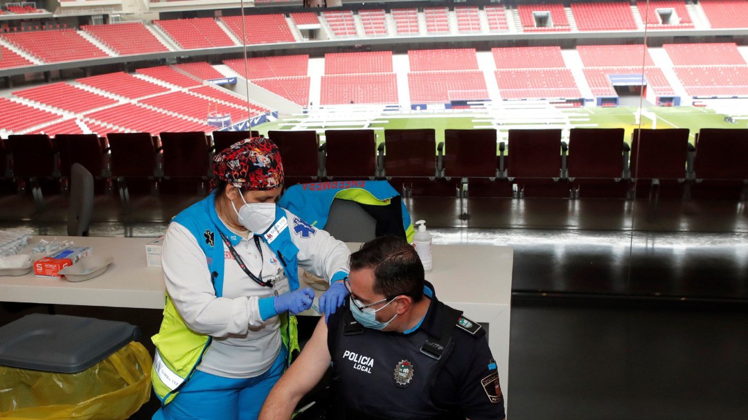 La vacunación masiva en el Wanda Metropolitano: "Vengo con ganas de abrazar a mi abuela"