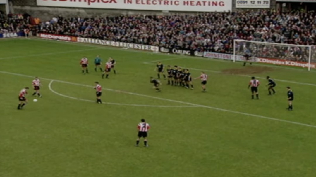 Le Tissier está de aniversario: 27 años de la obra de arte de falta del jugador que 'nunca marcó un gol feo'