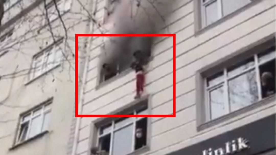 Una madre salva a sus cuatro hijos de un incendio arrojándoles por la ventana de su piso en Estambul