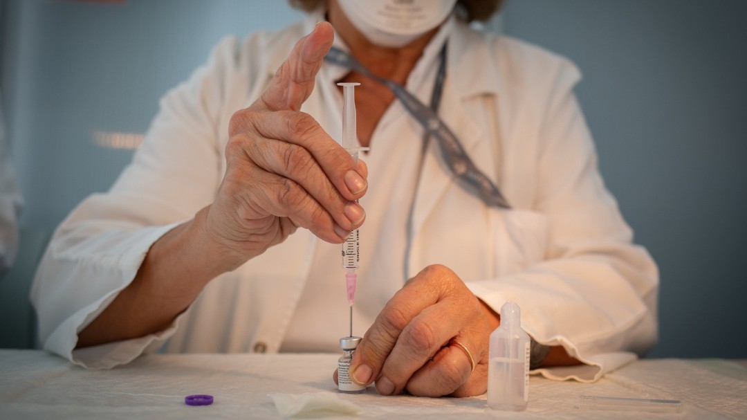 "El diablo ya está aquí": alerta por la cepa californiana, capaz de evadir los anticuerpos de la vacuna