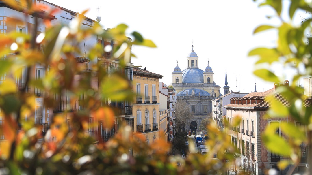 Madrid prolonga dos semanas el toque de queda a las 23:00 y solo convivientes en los domicilios