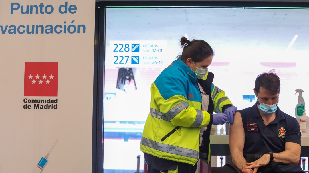 Sanidad crea grupos de vacunación de 56 a 59 años y crónicos menores de 60