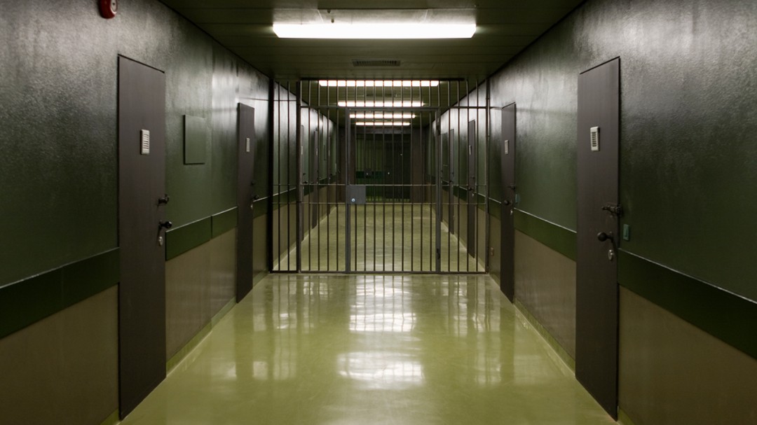 Condenado un preso de Navalcarnero por arrancar media oreja de un mordisco a un funcionario de la prisión