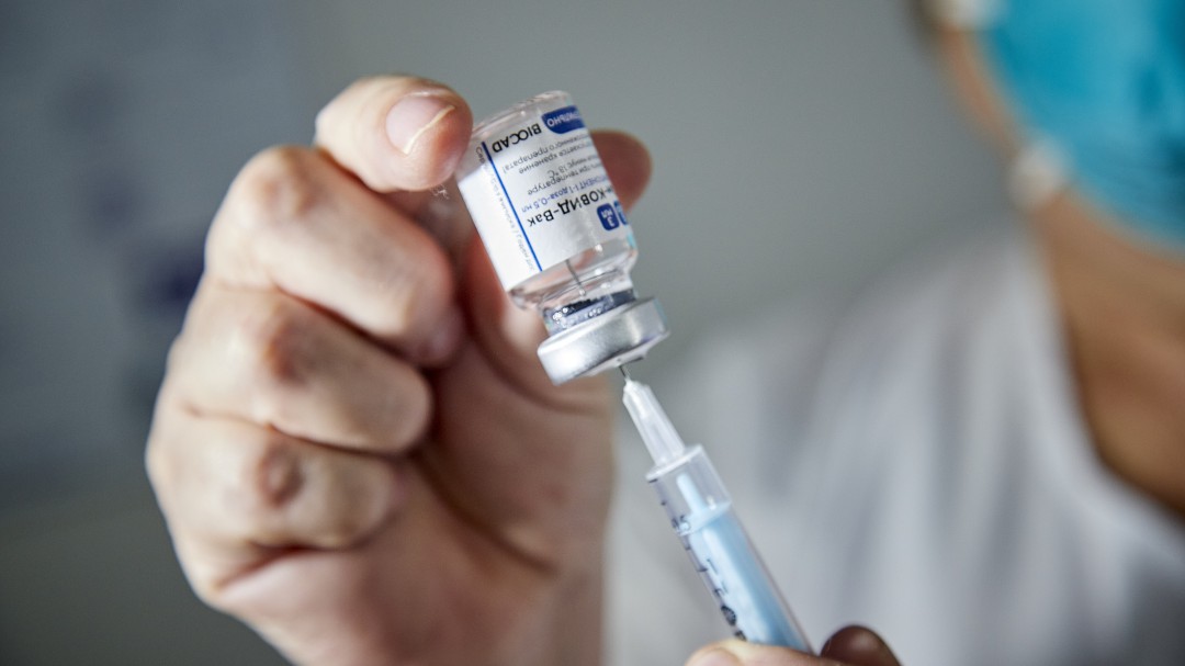 Científicos rusos aseguran que la vacuna de Sputnik V es efectiva contra las variantes de COVID-19