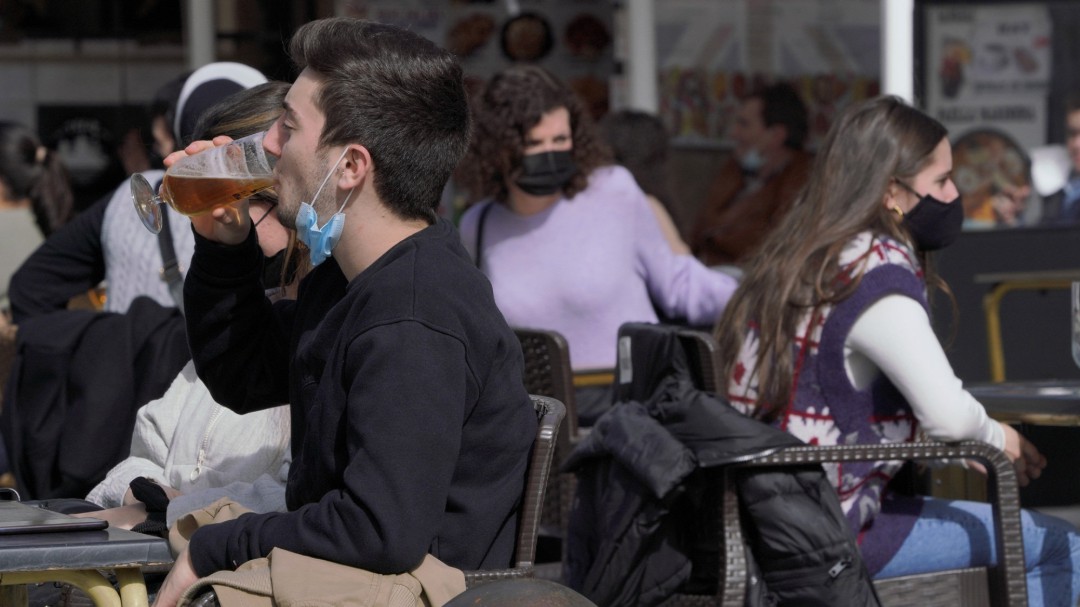 Las comunidades relajan las restricciones: reapertura de la hostelería y visitas a residencias