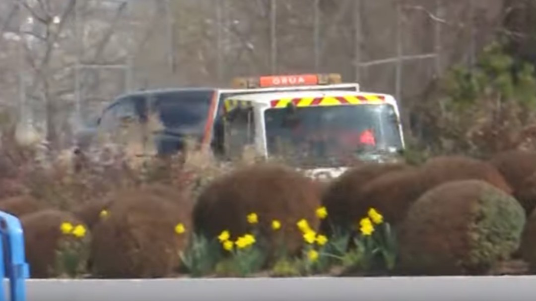 Una grúa se lleva el Rolls-Royce de Courtois de Valdebebas durante el entrenamiento
