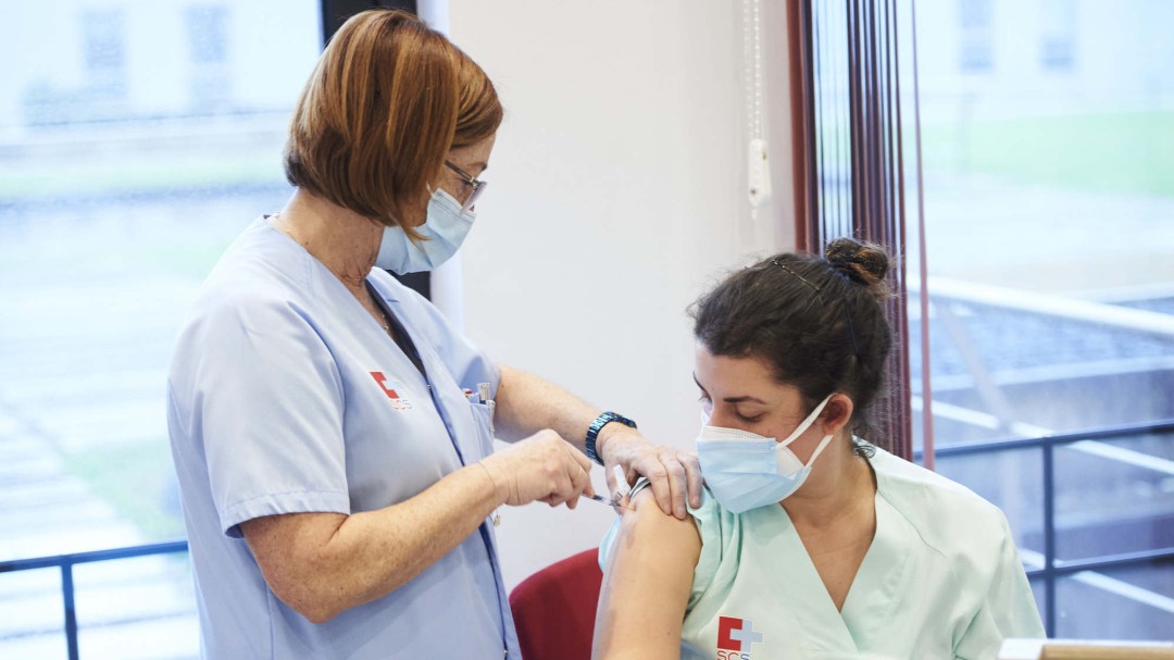 Reino Unido ha vacunado con la primera dosis a casi un tercio de su población, mientras que España solo al 5%