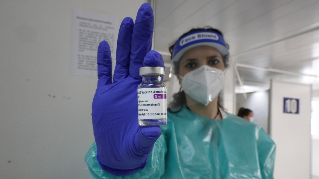 Un estudio apunta que la vacuna de AstraZeneca también es eficaz en mayores de 65 años