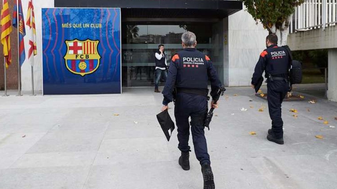 Los Mossos d'Esquadra registran las oficinas del FC Barcelona por el 'Barçagate'