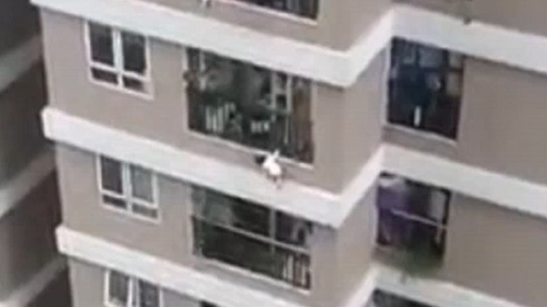 Un repartidor salva a una niña que cayó de una altura de 12 pisos en Vietnam