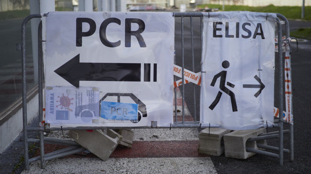 La incidencia baja hasta los 175 puntos mientras Sanidad notifica 15.978 contagios y 467 muertes por COVID