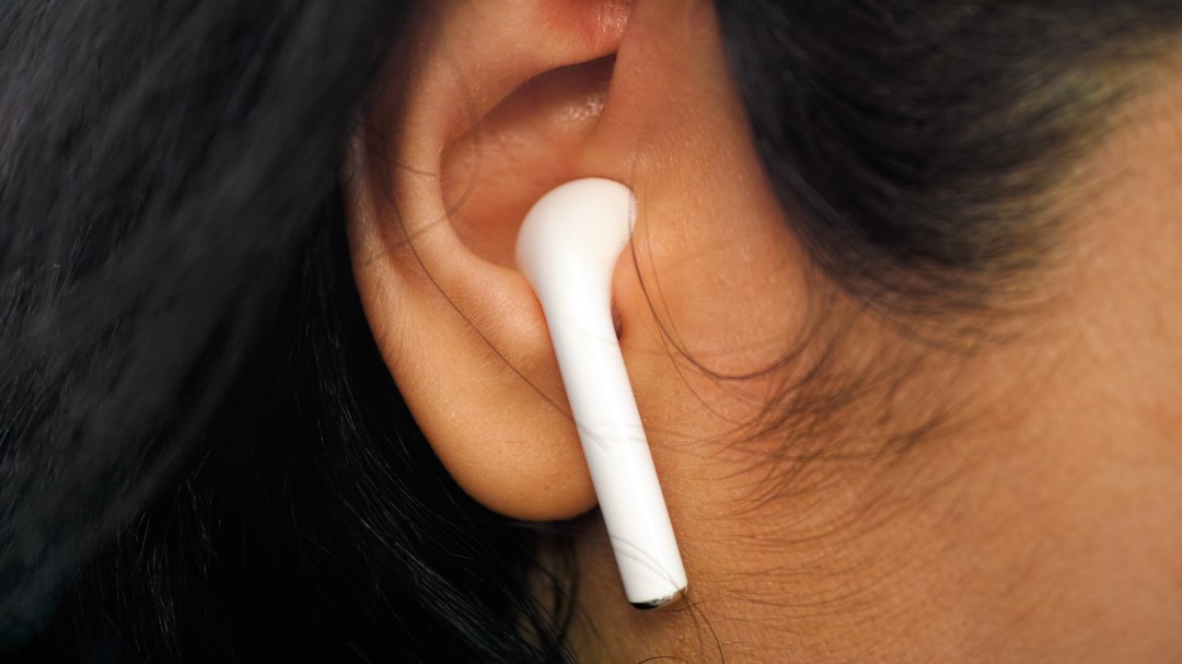 1.100 millones de personas, en riesgo de perder audición por usar auriculares