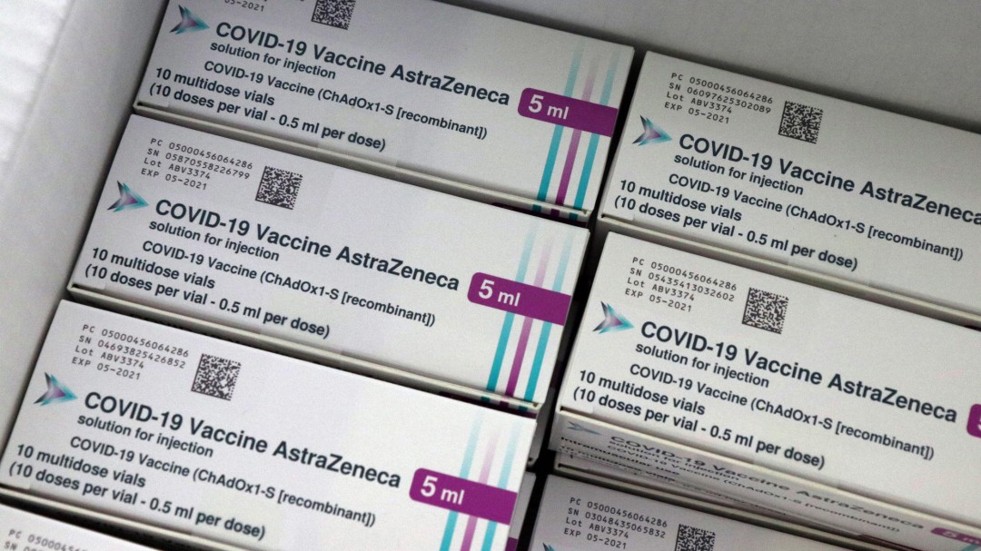 Sanidad recomienda paracetamol antes de ponerse la vacuna de AstraZeneca