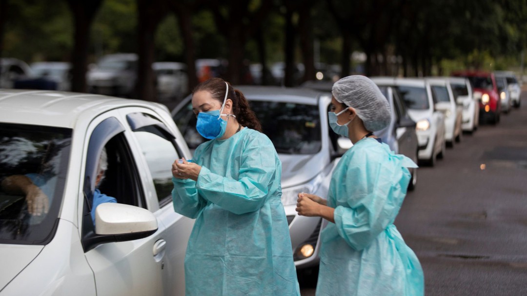 Así es la preocupante variable brasileña del COVID-19: más contagiosa y con mayor porcentaje de reinfecciones