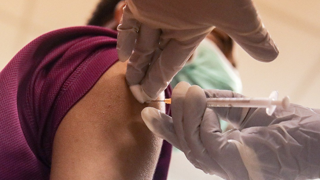 El creador de la vacuna de Pfizer asegura que los vacunados dejan casi por completo de ser contagiosos