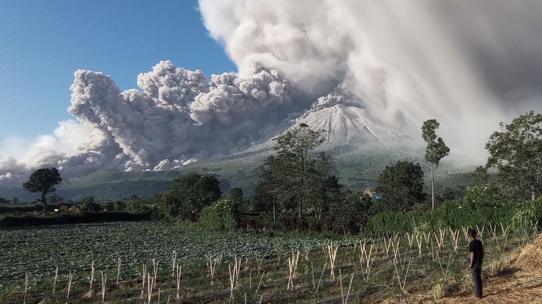 El volcán indonesio Sinabung emite una espectacular columna de humo de 5 kilómetros de altura