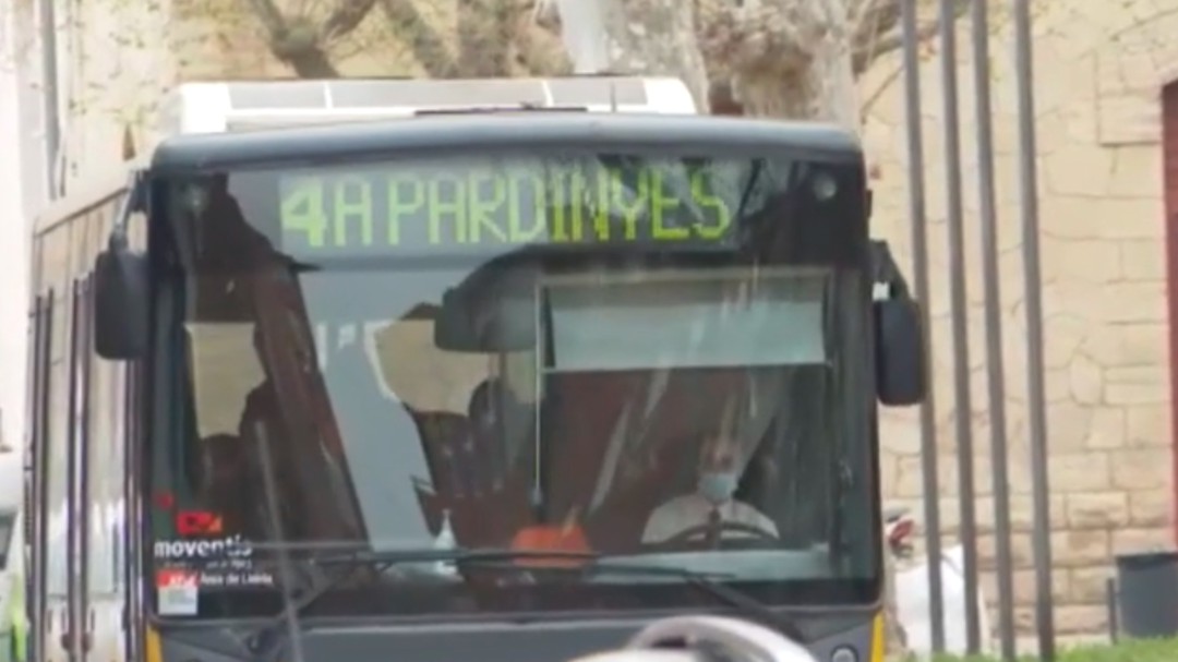 Una joven sin carnet de conducir evita un accidente al ponerse al volante de un autobús en Lleida