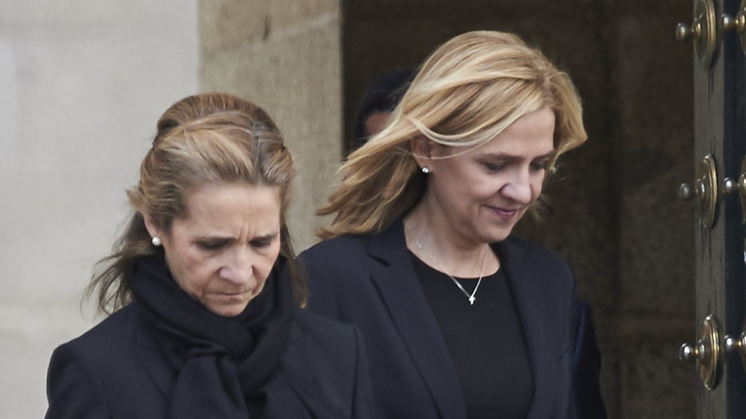 Las infantas Elena y Cristina se vacunaron contra el COVID en Emiratos durante una visita a Juan Carlos I