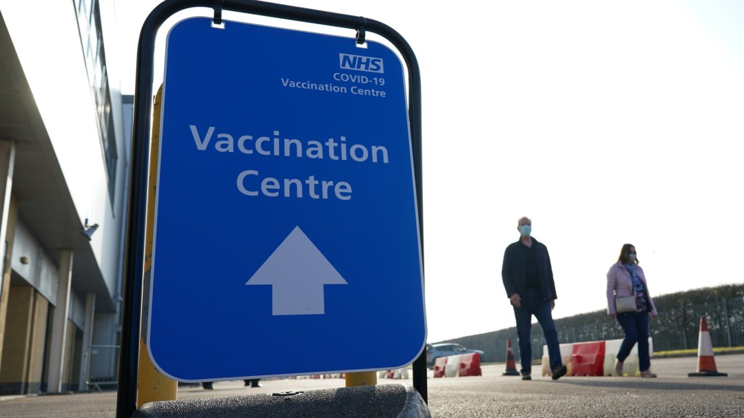 El gobierno británico no descarta una tercera dosis de la vacuna contra el coronavirus en otoño