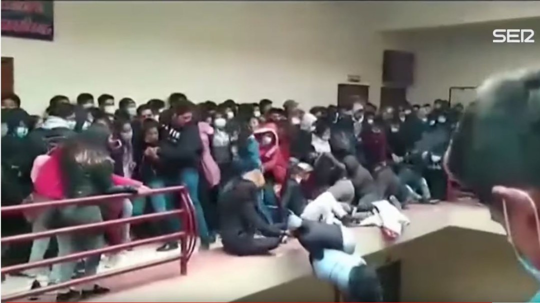 Mueren siete estudiantes en Bolivia tras caer de un cuarto piso al ceder una barandilla