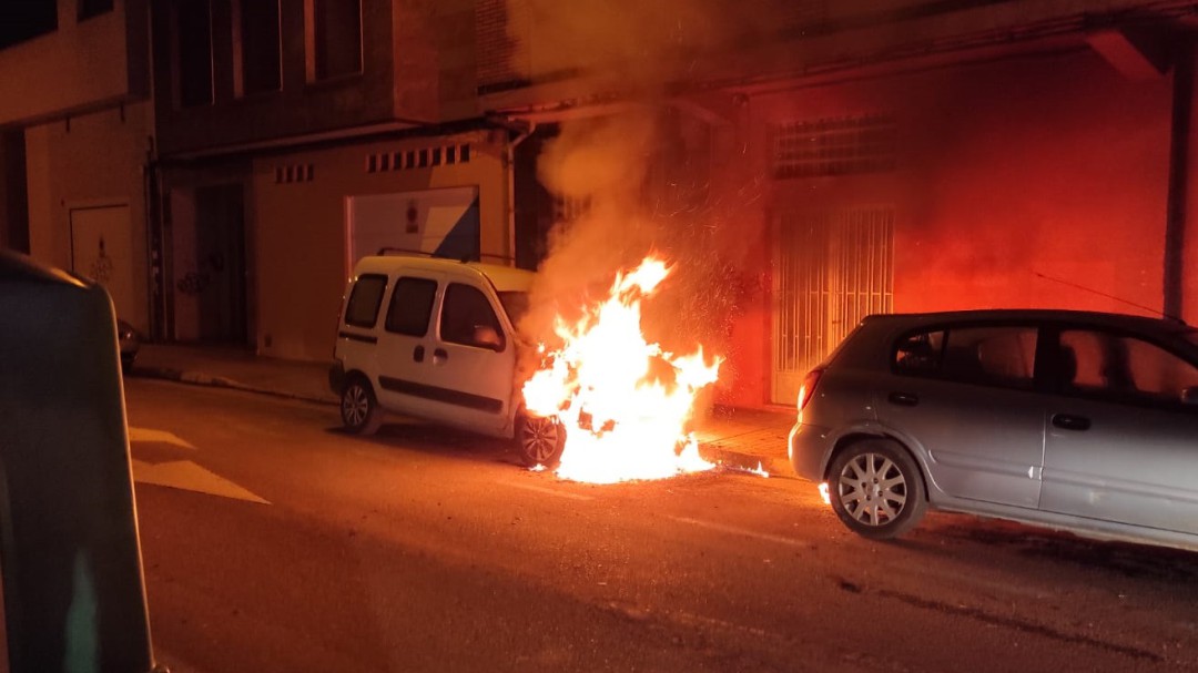 La policía investiga el incendio "provocado" de tres turismos en la parte alta de Ponferrada