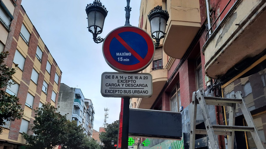 Ponferrada establece nuevas zonas de parada libre durante 15 minutos para incentivar el comercio