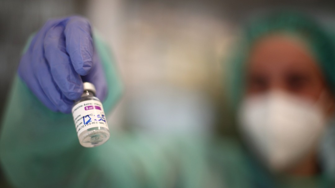 Ayuso y Aguado generan confusión sobre el proceso de vacunación en redes