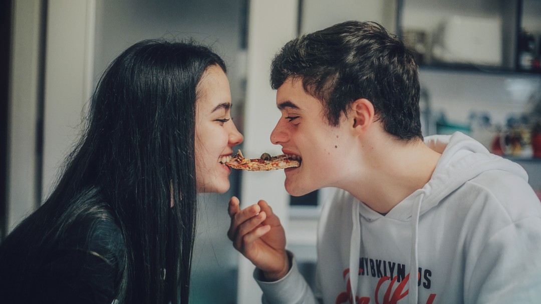 Cuatro consejos para evitar el cibercontrol y las agresiones en parejas adolescentes