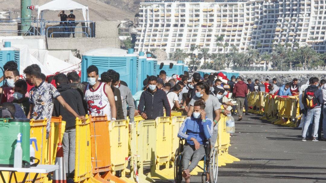 El Defensor del Pueblo censura la descoordinación de las administraciones durante la crisis migratoria canaria