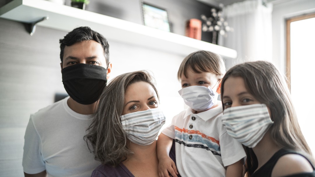 Si utilizas mascarillas de tela estas son las nuevas recomendaciones de la OMS que debes de tener en cuenta