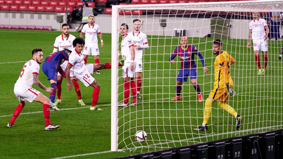Tensión en el túnel del vestuario tras el partido entre el Barcelona y el Sevilla