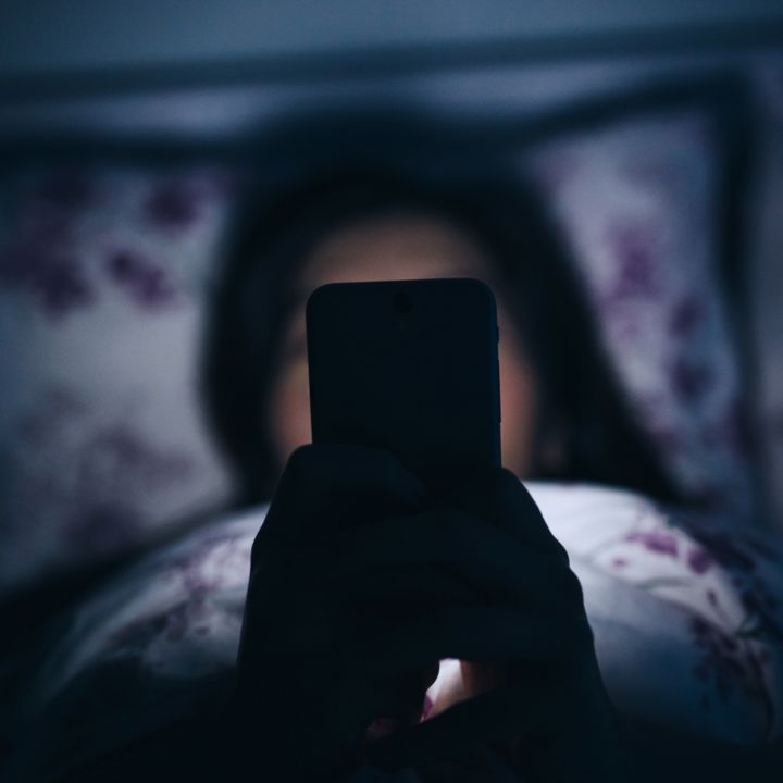 Cenar tarde, hacer vida nocturna y usar el móvil antes de dormir engorda