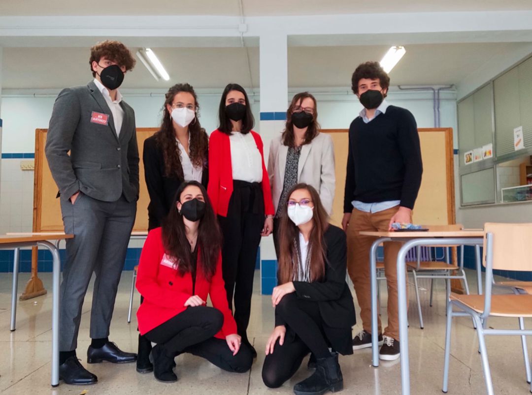 L Equip De L Ies Pare Vitoria Guanya La Fase Local De La Lliga De Debat De La Xarxa Vives Radio Alcoy Actualidad Cadena Ser