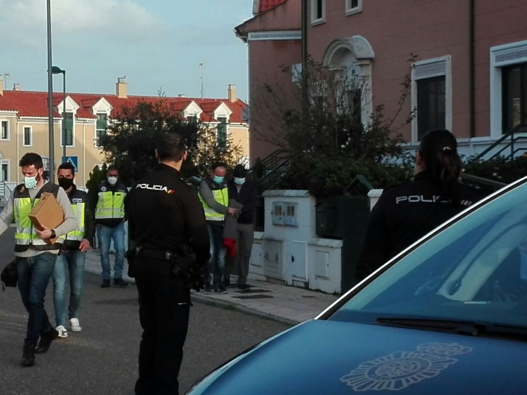 Alberto Vega es conducido al coche policial el día de su detención