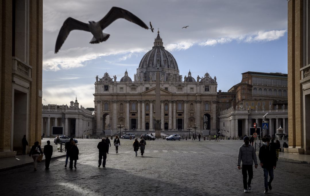 El Vaticano aclara que no puede bendecir las uniones entre homosexuales |  Internacional | Cadena SER