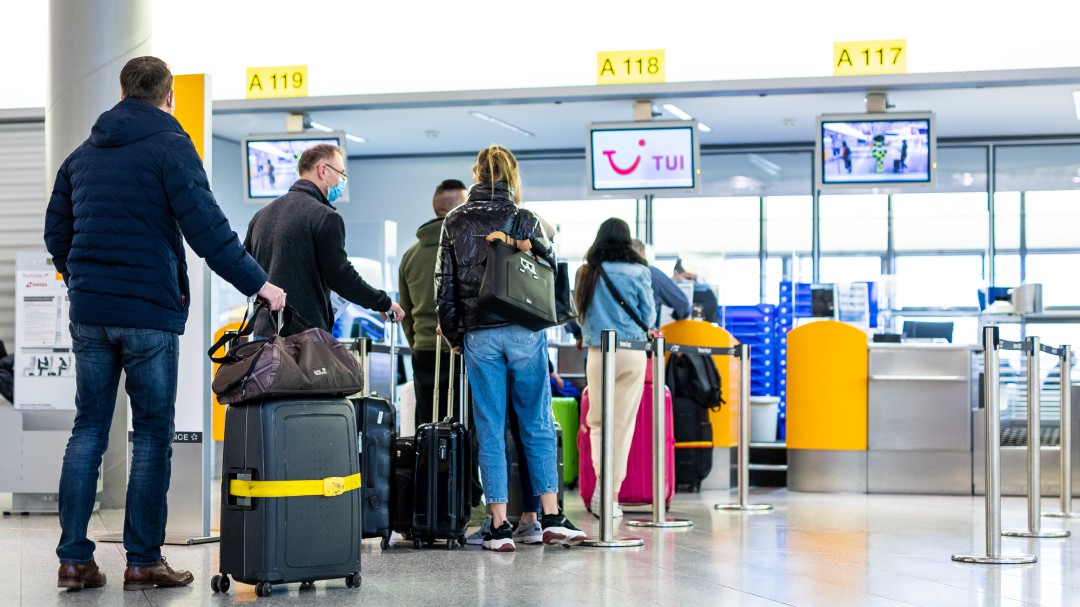 "Me tratan como un delincuente por querer ver a mi novia": los españoles, indignados ante un país blindado