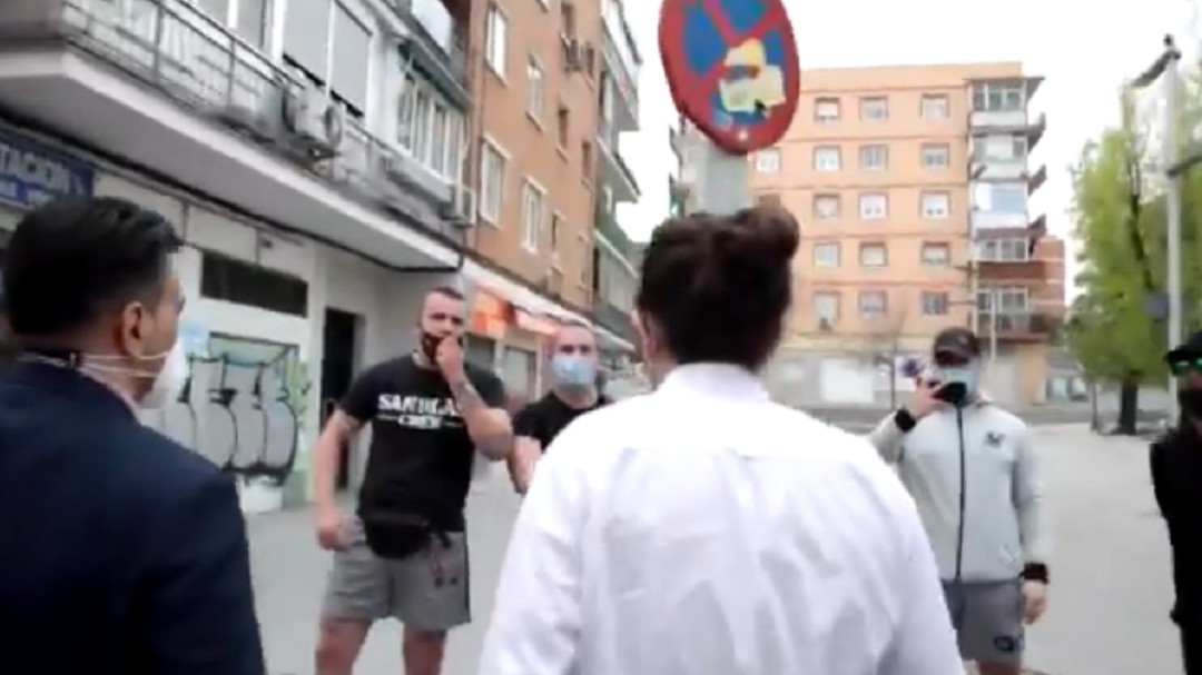 Pablo Iglesias reacciona a su enfrentamiento con un grupo ultra mediante una canción contra los nazis