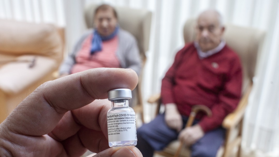 Las posibles causas del brote de COVID-19 en una residencia de Asturias con todos los internos vacunados