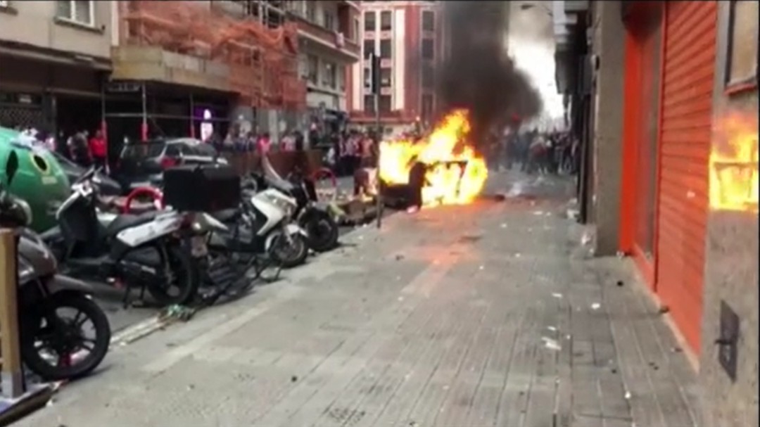 Los vídeos de la vergüenza en la previa de la final de Copa: una mujer herida, quema de contenedores...