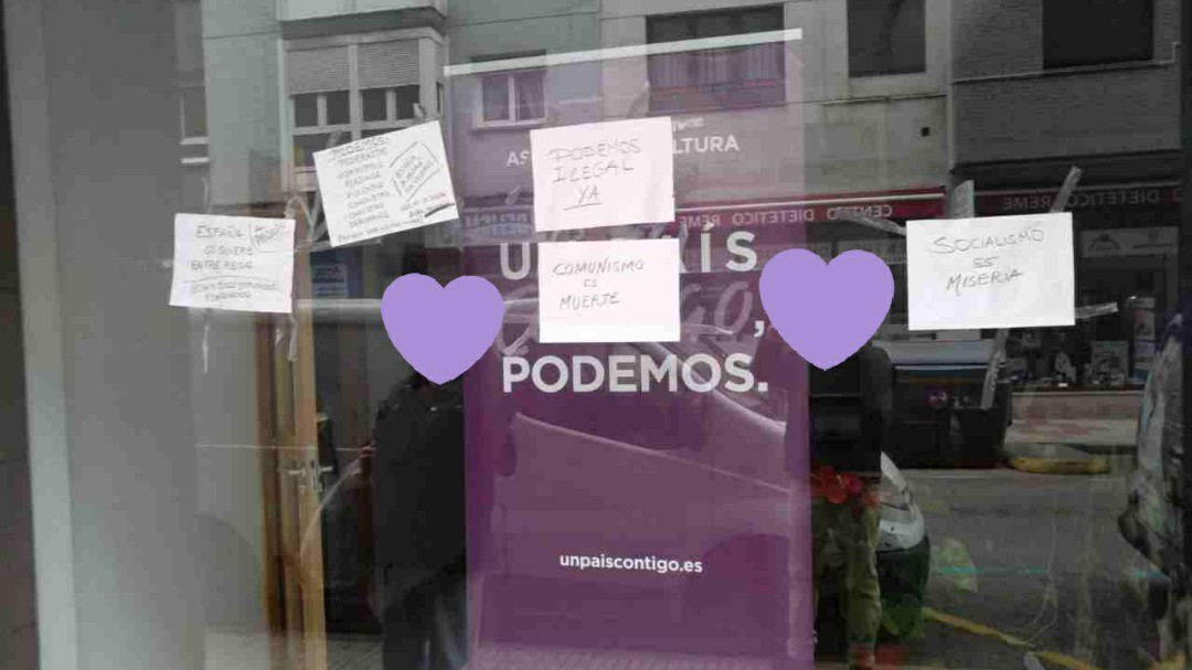 Atacan la sede de Podemos en Gijón con huevos y pegada de carteles: "Comunismo es muerte"